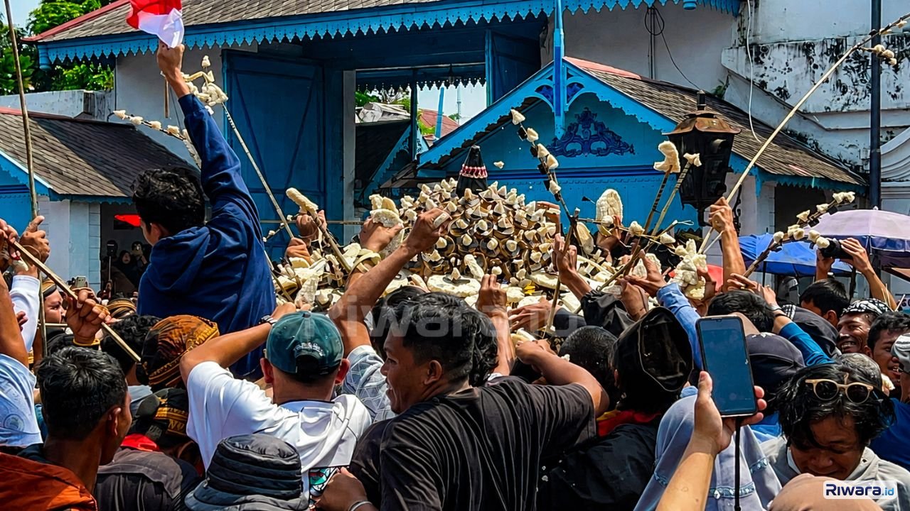 Warga memperebutkan Gunungan Estri berisi rengginan dalam prosesi sakral Grebeg Besar Iduladha 2026 di Karaton Surakarta Hadiningrat yang diselenggarakan Pakubuwono XIV Hangabehi sebagai simbol berkah kelimpahan dan pelestarian budaya Jawa